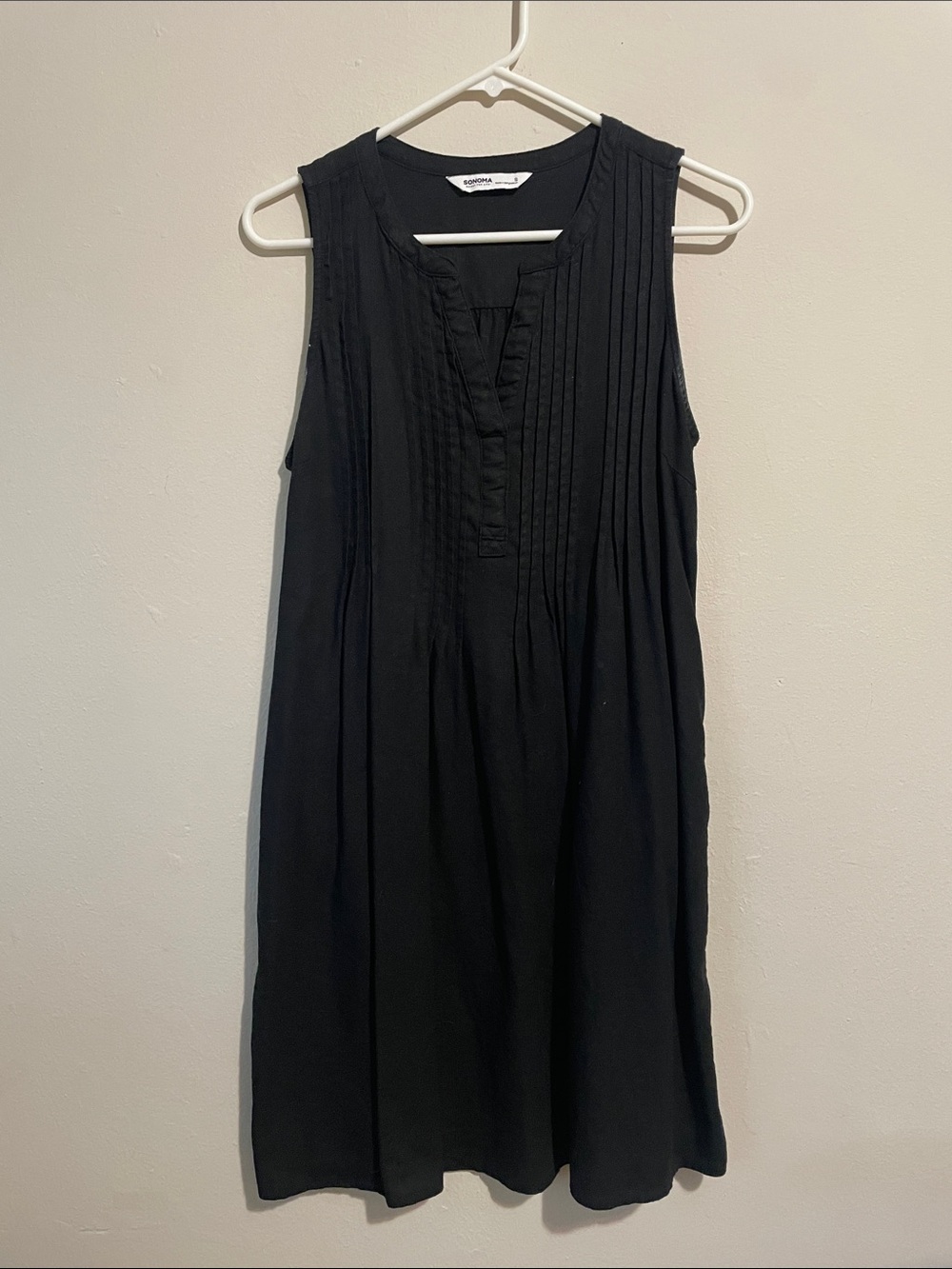 Sonoma Black Sleeveless Pintuck Shift Dress with pockets! Size small.